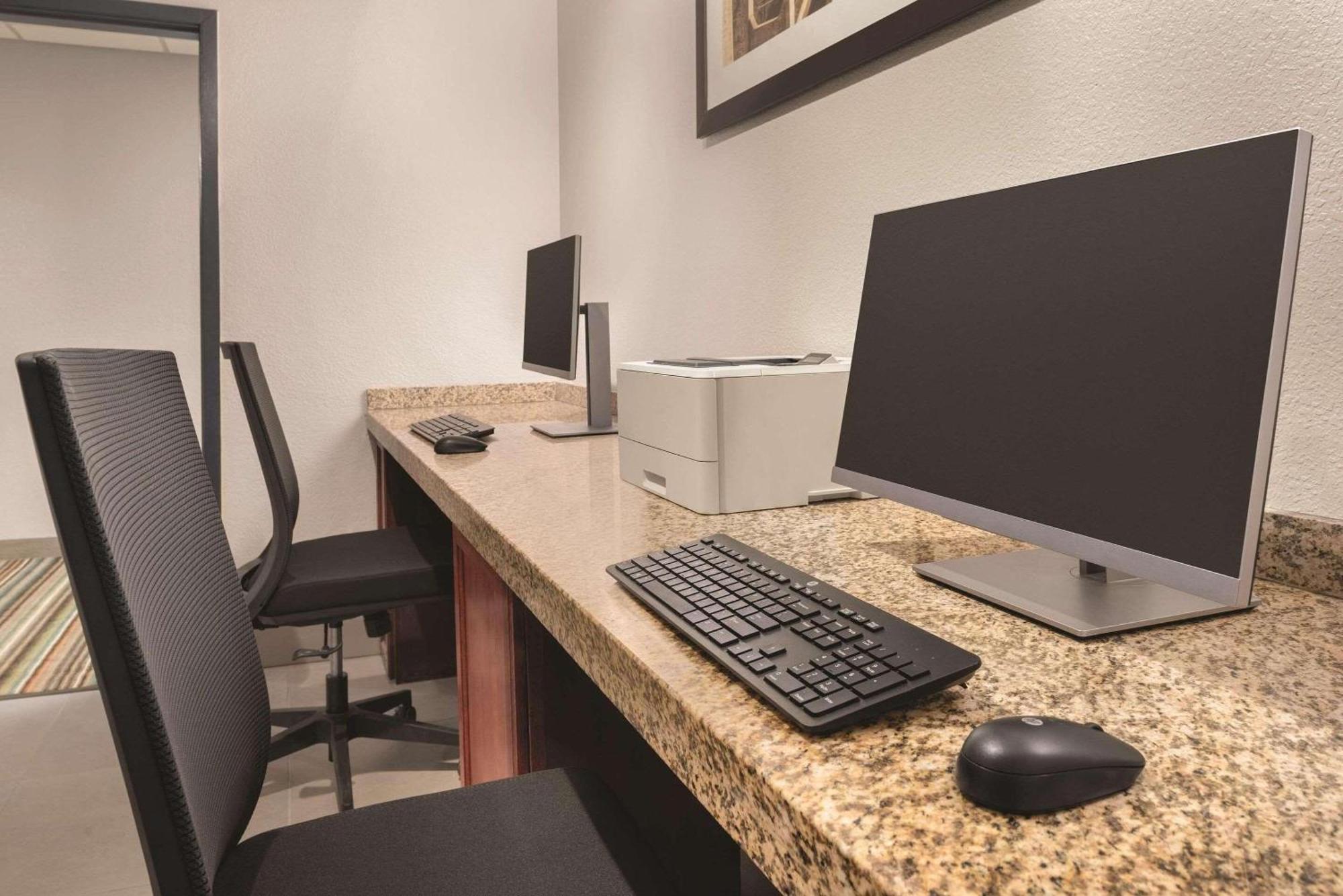 Country Inn & Suites By Radisson, Pella, Ia Dış mekan fotoğraf