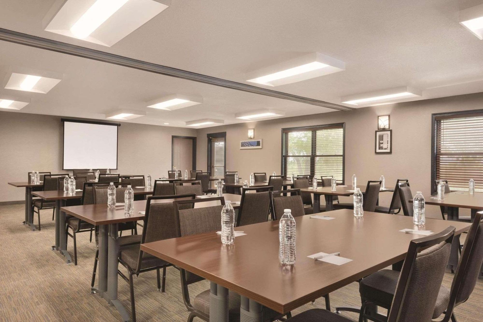 Country Inn & Suites By Radisson, Pella, Ia Dış mekan fotoğraf