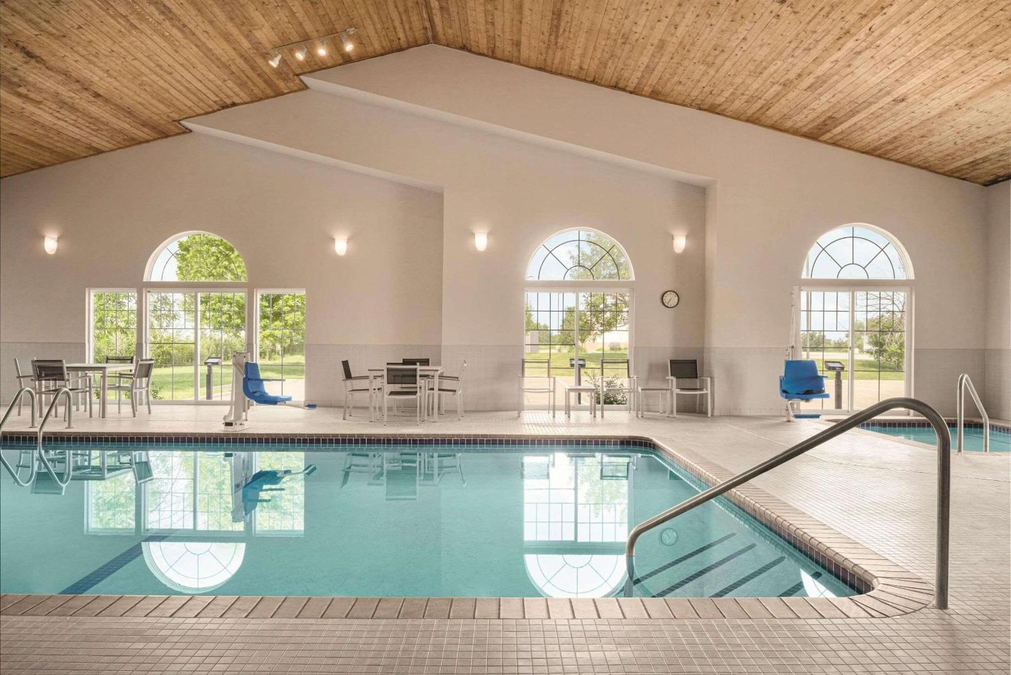 Country Inn & Suites By Radisson, Pella, Ia Dış mekan fotoğraf