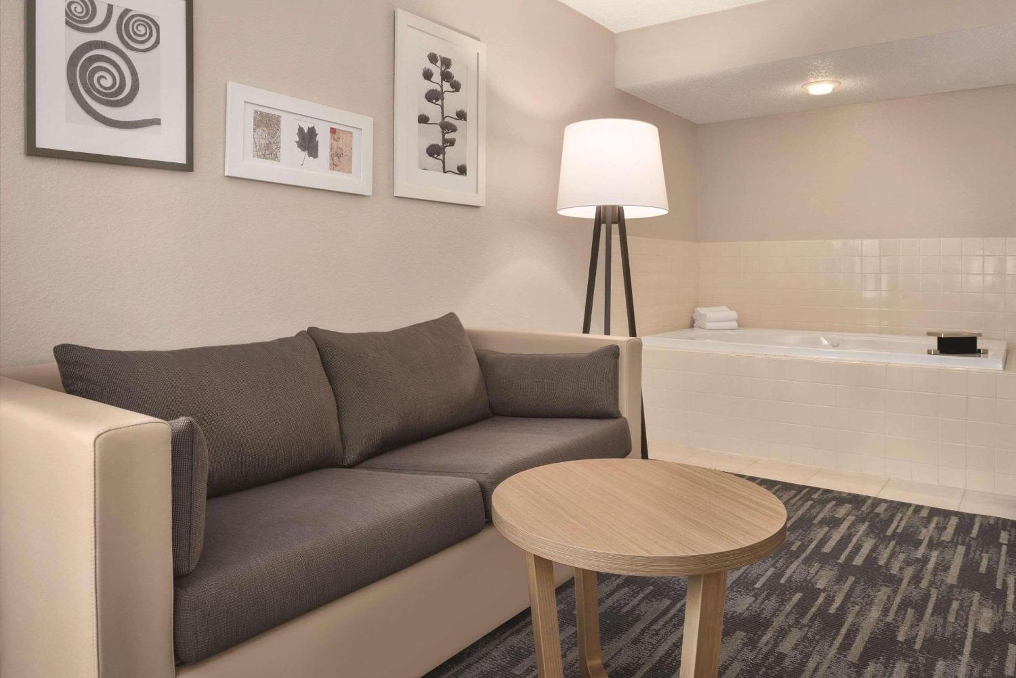 Country Inn & Suites By Radisson, Pella, Ia Dış mekan fotoğraf