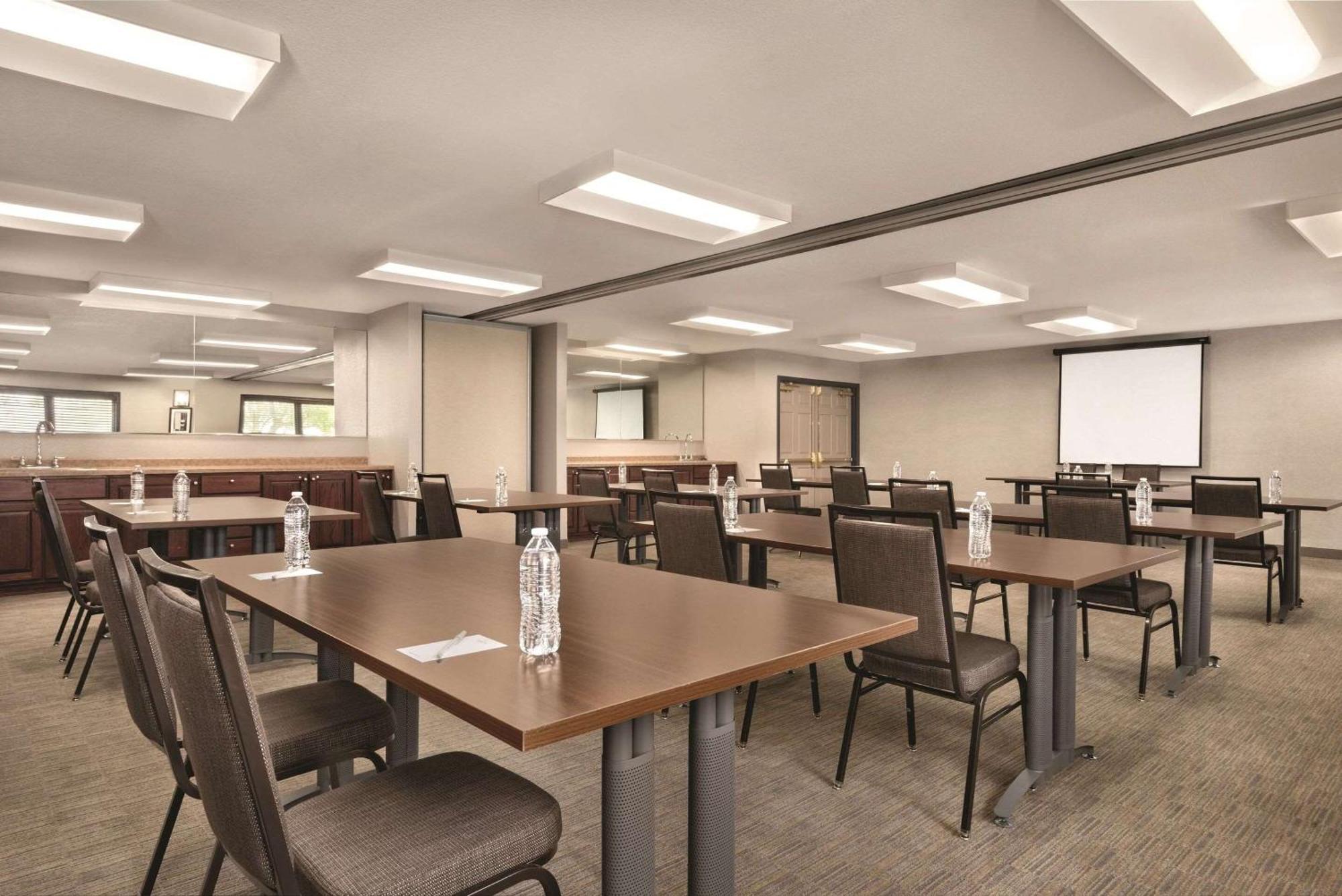 Country Inn & Suites By Radisson, Pella, Ia Dış mekan fotoğraf
